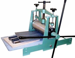 Découpeuse à rouleaux manuelle – SCIENTAX // Manual roller die-cutting machine - SCIENTAX